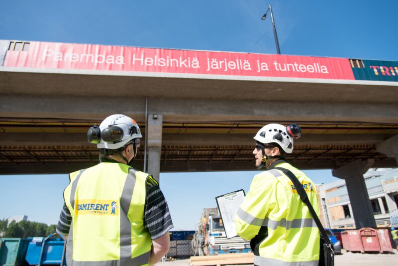 Kaksi henkilöä on ulkona Triplan työmaalla.