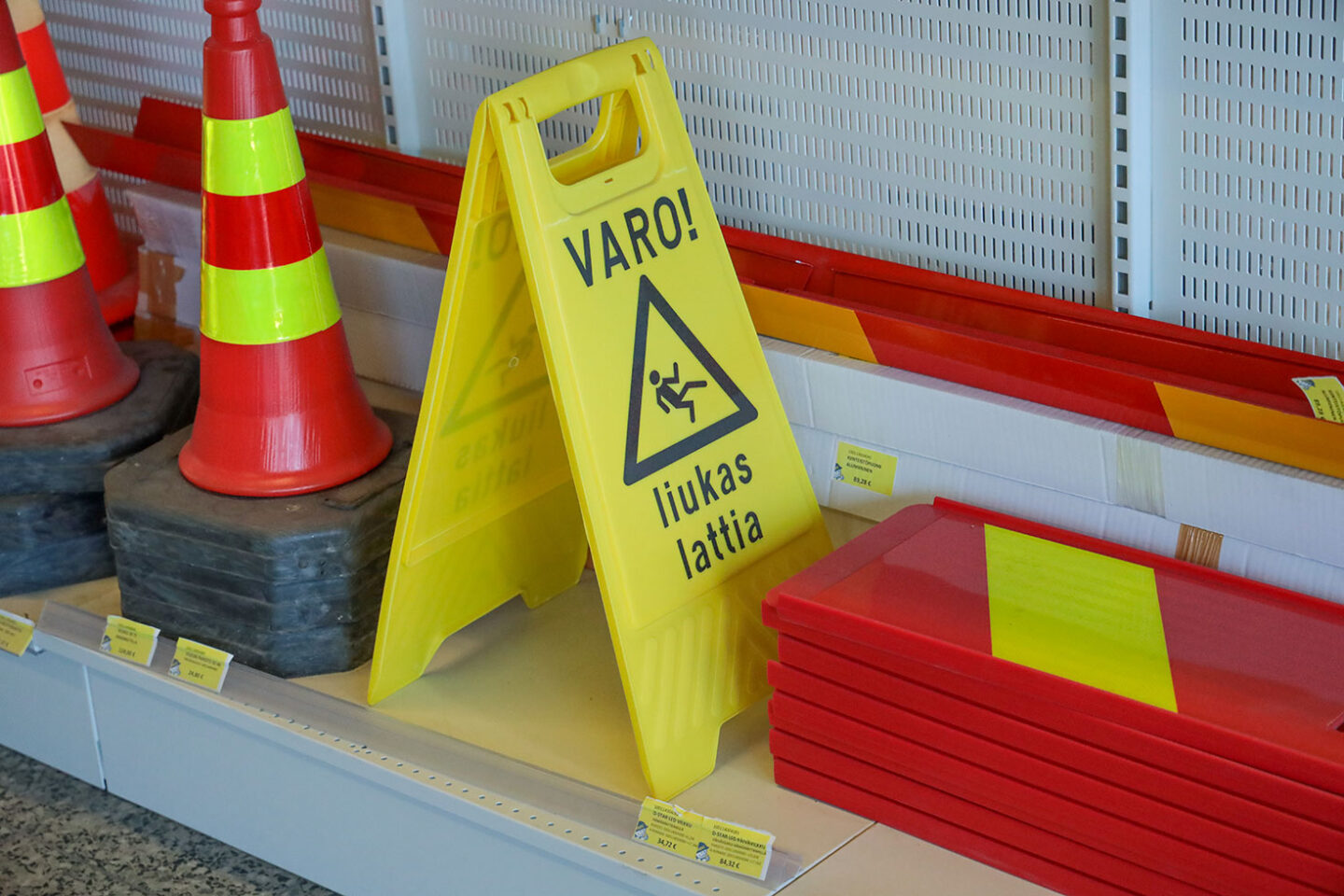 Turvallisuuteen liittyviä myyntituotteita kuten liikennekartioita ja varoituskylttejä.