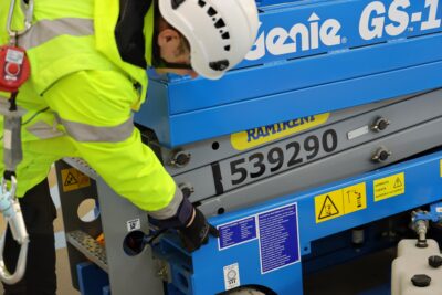 Tarra nostimen kyljessä muistuttaa päivittäistarkastuksesta.