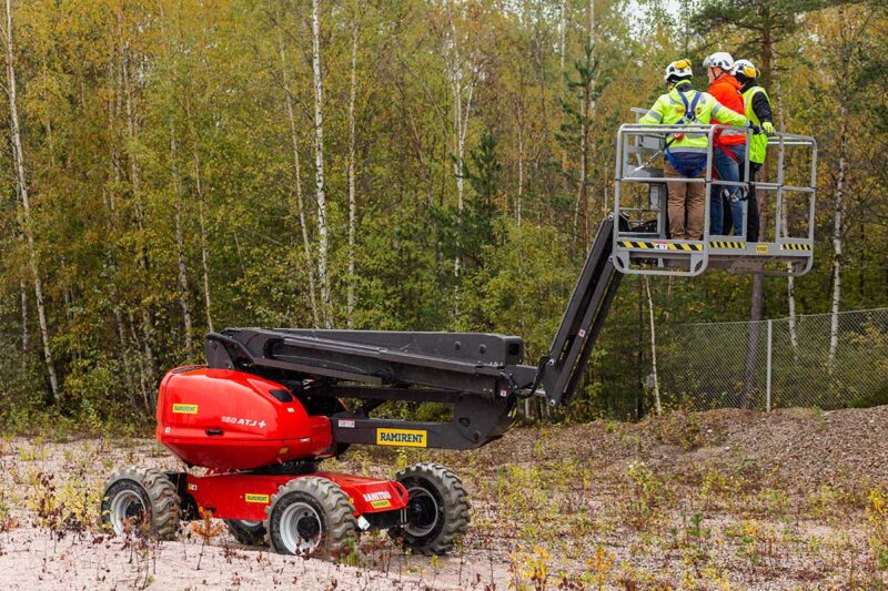 Opiskelijoita nostimen kyydissä Ramirentin nostikoulutuksessa.
