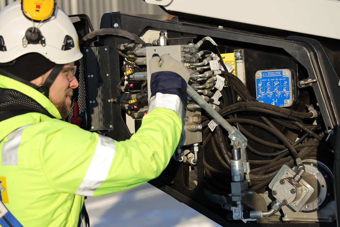 Mies kouluttaa nostimen huoltoa