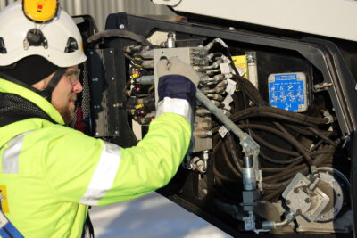 Mies kouluttaa nostimen huoltoa