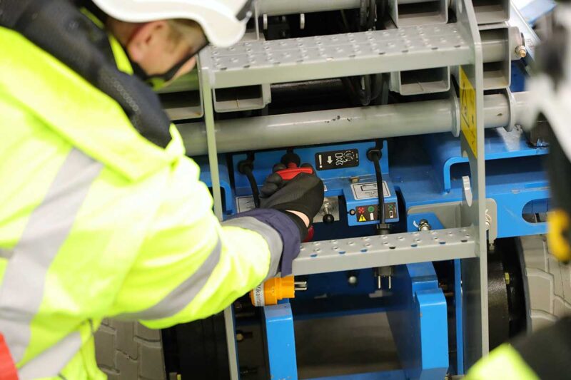 Nostinkoulutuksessa perehdytään nostimen ykstyiskohtiin.