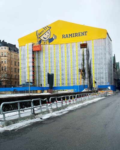 Ramimies vilkuttaa sääsuojan päädyssä.