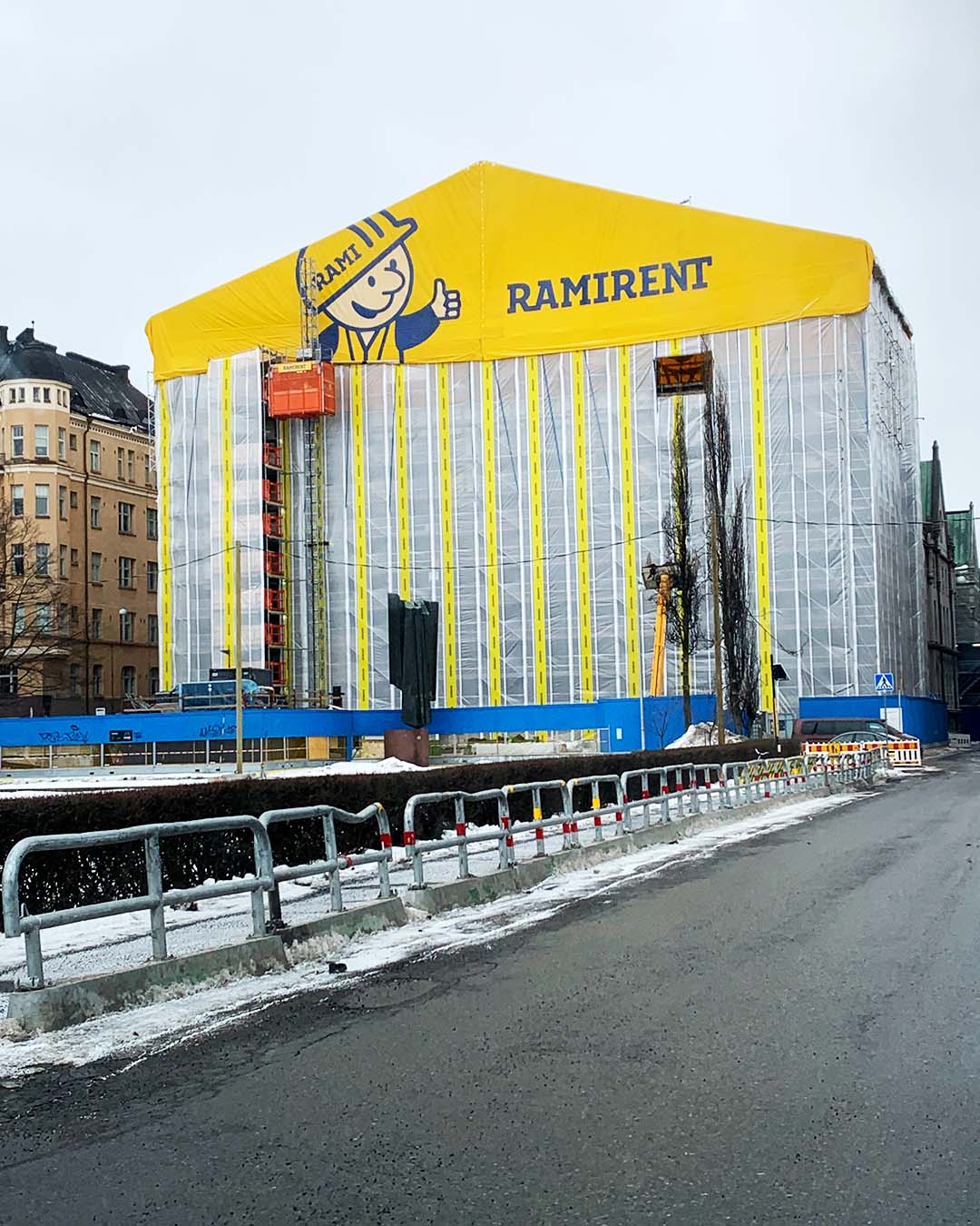 Ramimies vilkuttaa sääsuojan päädyssä.