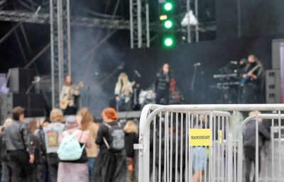 Yleisö fiilistelee esiintymislavan edessä Ramirentin aitojen rajatessa yleisötilaa.