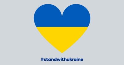 Sini-keltainen sydän ja alla teksti standwithukraine.