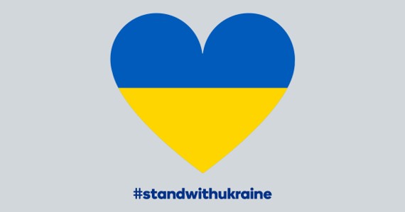 Sini-keltainen sydän ja alla teksti standwithukraine.