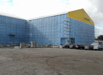 Sääsuoja ja tiheä telineverkko sen ulkopuolella.