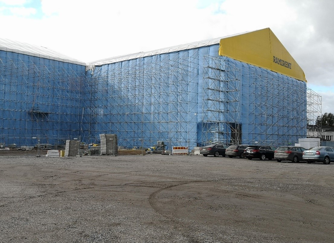 Sääsuoja ja tiheä telineverkko sen ulkopuolella.