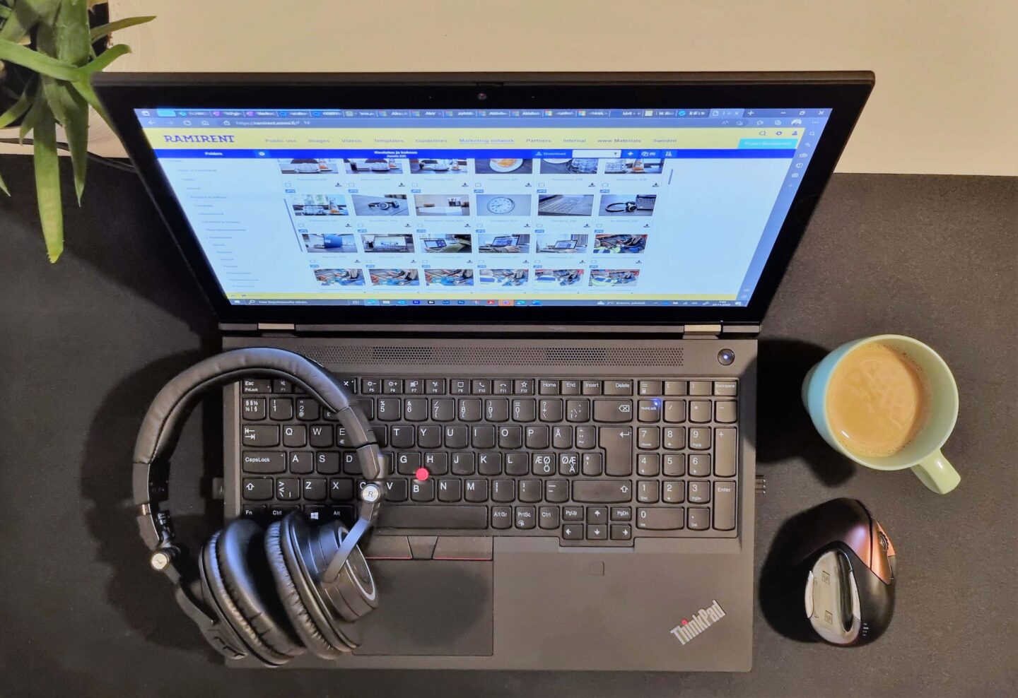 Tietokone ylhäältä päin kuvattuna.