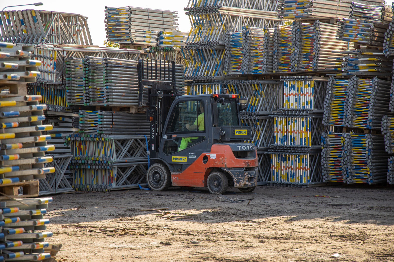 Trukki telineiden keskellä