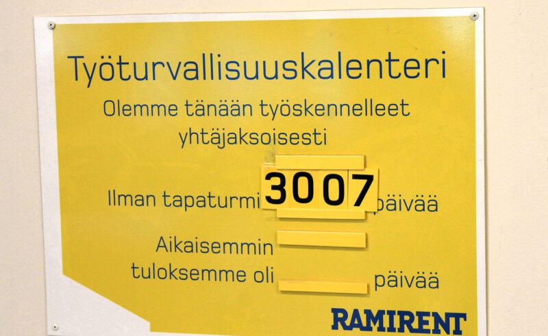 Seinällä oleva työturvallisuuskalenteri jossa lukee että on työskennelty yhtäjaksoisesti ilman tapaturmia 3007 päivää.