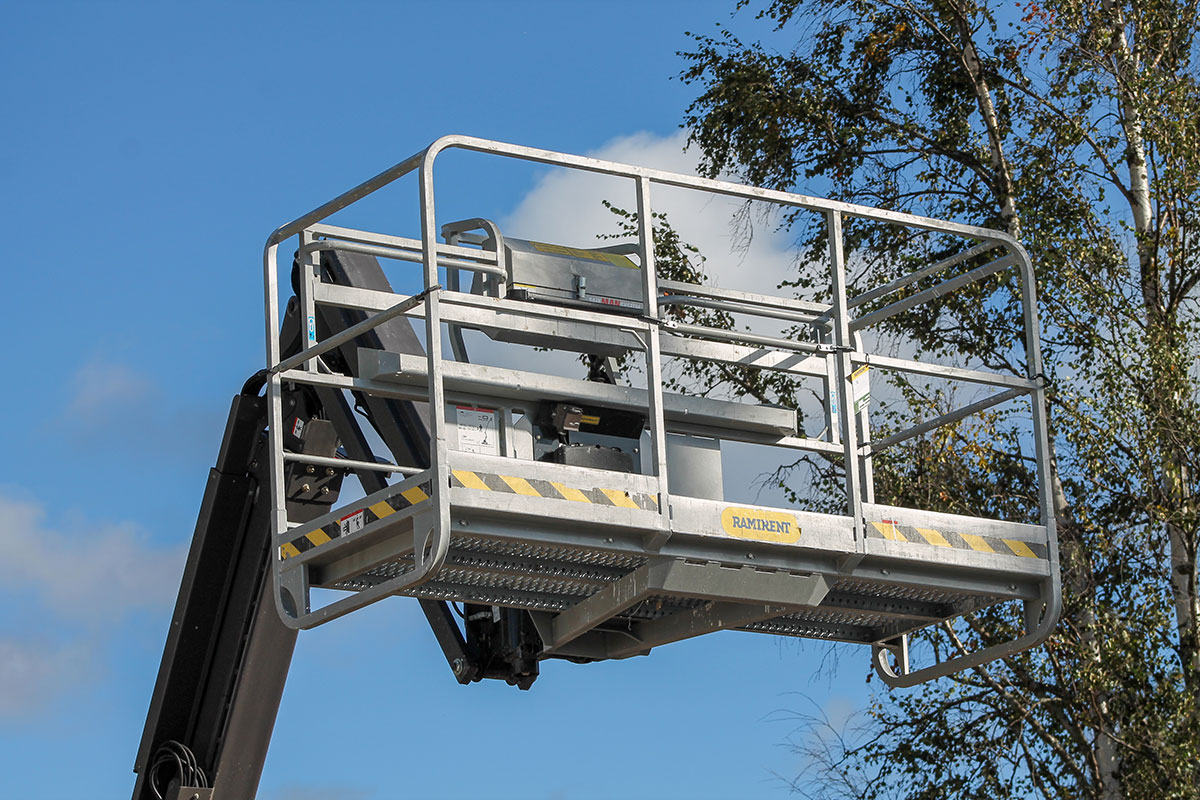 henkilönostimen kori sinistä taivasta vasten