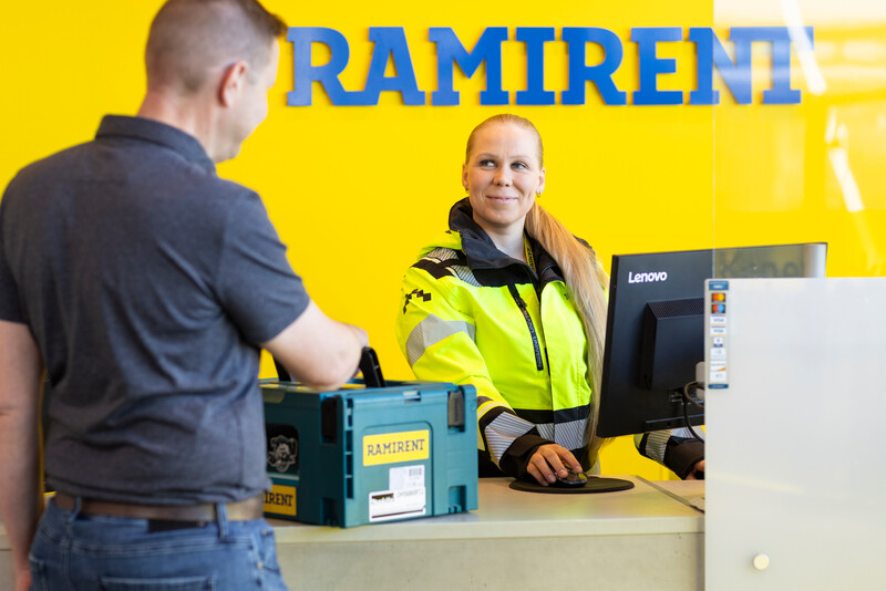 Positiivinen asiakaspalvelutilanne Ramirentin vuokraamossa.