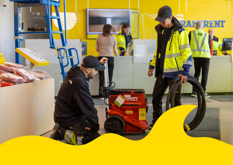 Neljä ihmistä kuvattuna konevuokraamon sisällä ja kuvan alareunassa on keltainen aaltokuvio.