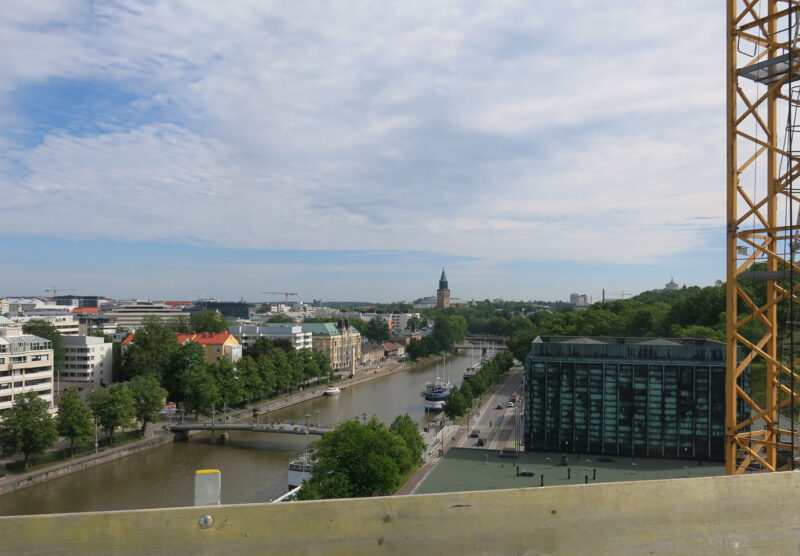 Näkymä ylhäältä rakennuksen katolta kohti Turun Tuomiokirkkoa. Oikeassa reunassa näkyy oranssin värinen torninosturi.