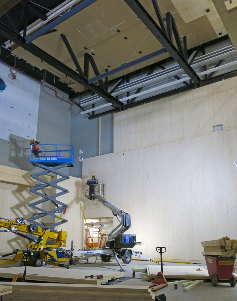 Musiikkitalon rakenteilla oleva korkea monitoimisali ja kaksi nostinta.