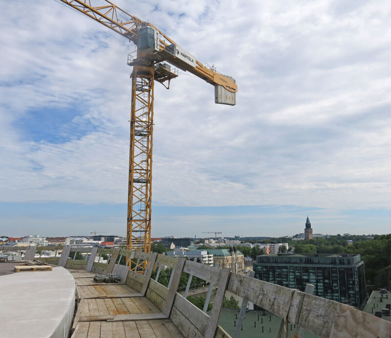 Näkymä korkealta rakennuksen katolta kohti torninosturia.