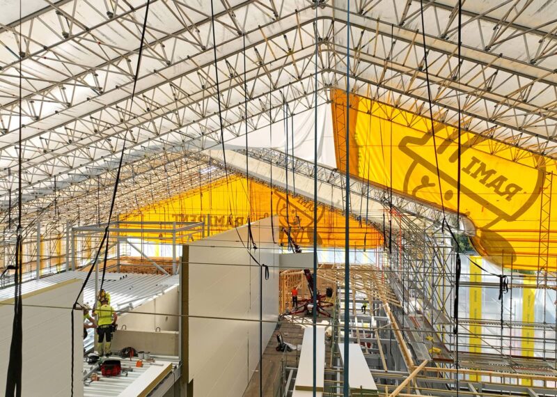 Päiväkotityömaa sääsuojan sisäpuolelta kuvattuna.