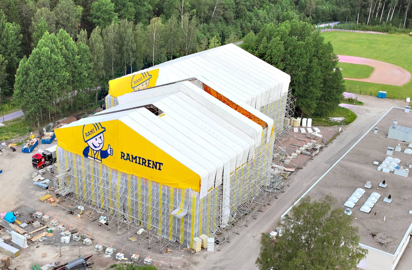 Päiväkotityömaalla oleva suuri sääsuoja yläviistosta kuvattuna.