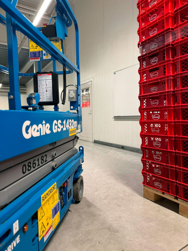 Sininen saksinostin kuvattuna leipomossa leipäkoripinon vieressä.