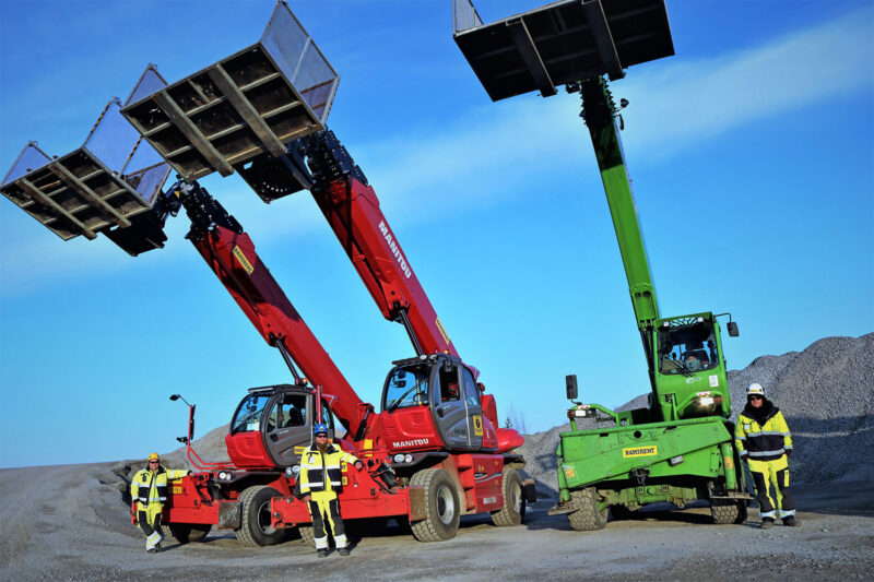 Yksi vihreä ja kaksi punaista kurottajaa puomit ylhäällä rivissä kuljettajiensa kanssa.