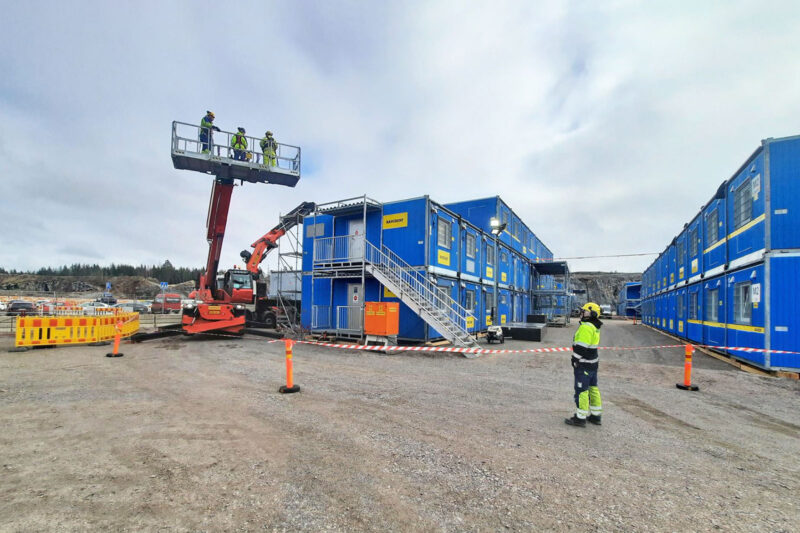 Sinisiä työmaatiloja kahdessa ja kolmessa kerroksessa työmaa-alueella.