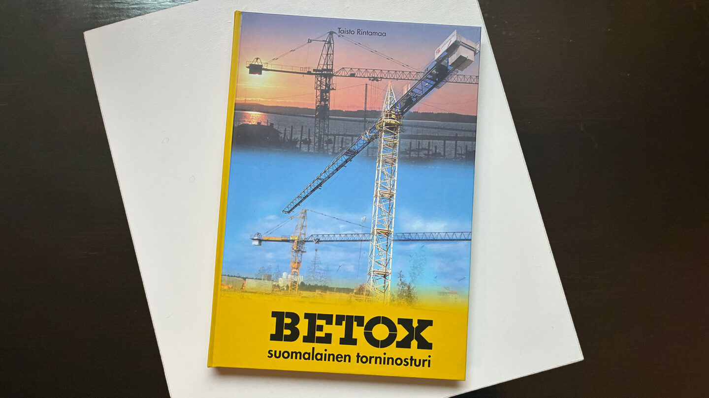 Monivärinen kirjan kansi jossa näkyy torninosturi ja lukee betox suomalainen torninosturi.