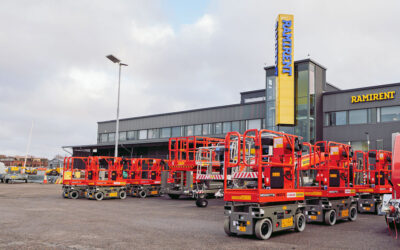 Rivi punaisia saksinostimia Ramirentin konevuokraamon pihalla.