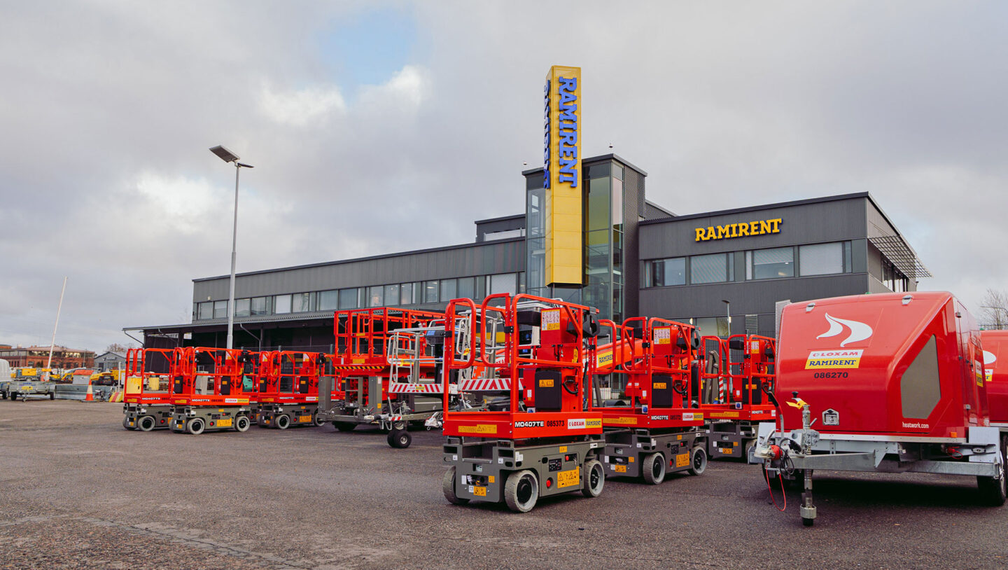 Rivi punaisia nostimia ja roudansulattajia Ramirentin vuokraamon pihalla.