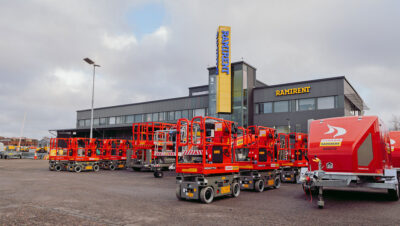 Rivi punaisia nostimia ja roudansulattajia Ramirentin vuokraamon pihalla.