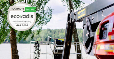Ramirentin nostin on järven rannalla ja kuvassa on myös Ecovadis Platinum logo.