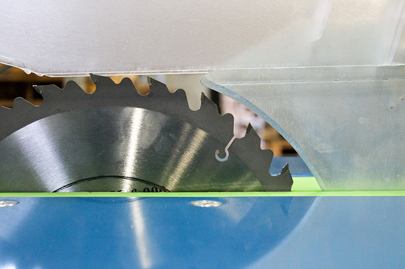 Lähikuva pöytäsirkkelin pyöreästä terästä.