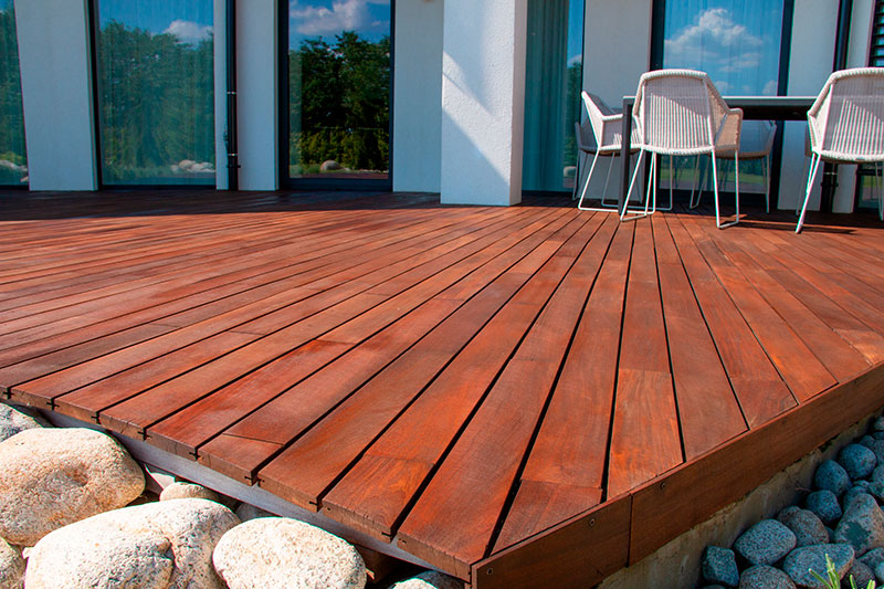 Kauniisti hiottu punaruskea terassilaudoitus.